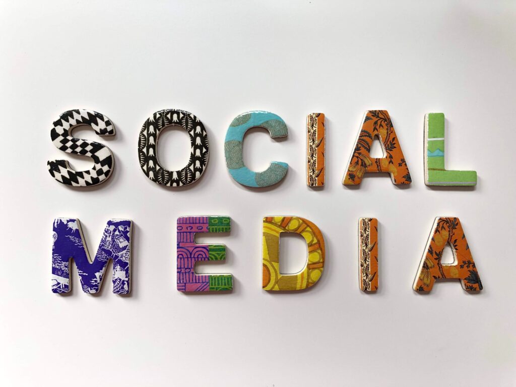 Farbliche Veranschaulichung des Worts Social Media